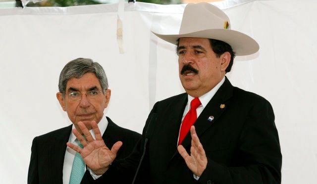 Manuel Zelaya (v klobouku) a Óscar Arias na tiskové konferenci v San José. | Foto: Reuters