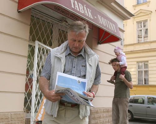 V ulici Korunovační se zastavil v trafice pro noviny. | Foto: Ondřej Besperát, Aktuálně.cz