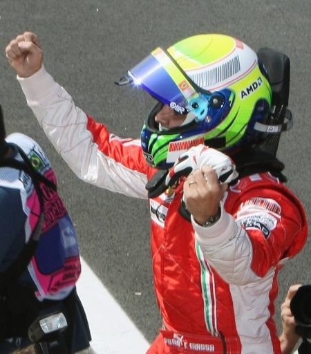 Felipe Massa se raduje. Právě splnil první část svého plánu a suverénním způsobem ovládl kvalifikaci. | Foto: Jiří Šidliák, Reuters