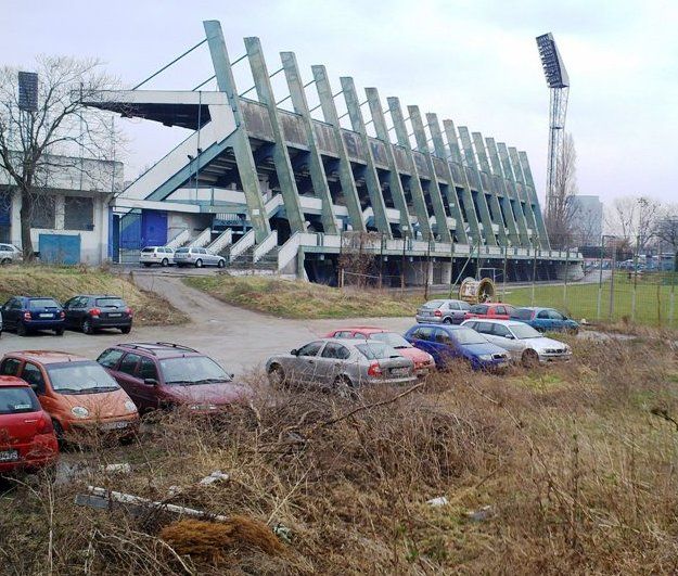 Od základní školy Kalina nejsou vidět jen nádherné Tri veže a fantastický hotel, ale i chátrající slovanský fotbalový svatostánek - Tehelné pole. Kde jsou ty časy, kdy tam Nehoda a Gallis skórovali do anglické sítě (2:1) a Čechoslováci se pak v Bělehradě stali misty Evropy | Foto: Miloslav Lubas