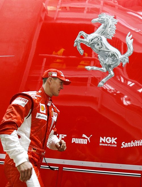 Michael Schumacher kráčí k boxu Ferrari na testech v Barceloně. Do kokpitu formule jedna se sedminásobný mistr světa vrátil po roce, na konci minulé sezony ohlásil konec závodní kariéry. | Foto: Reuters