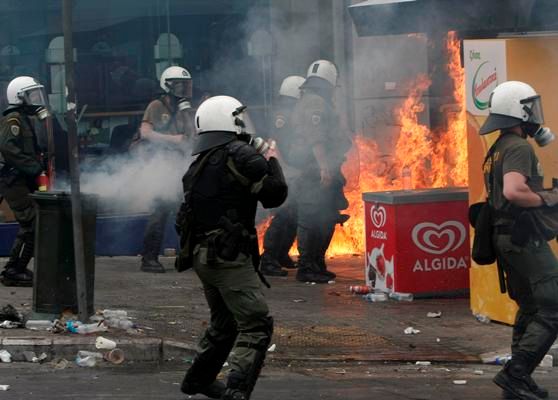 Rozlícení mladí Řekové také rozbíjeli výkladní skříně... | Foto: Reuters