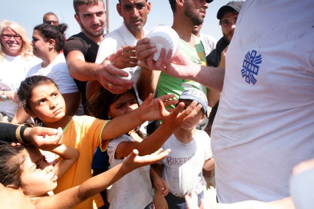 Potravinová pomoc české Charity dorazila k uprchlíkům na hranici Řecka a Makedonie | Foto: Matthieu Alexandre/CI