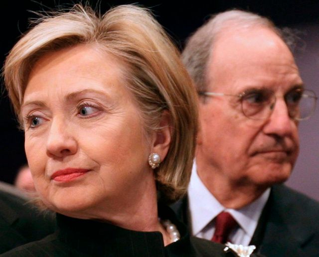 Hillary Clintonová a zvláštní vyslanec pro blízkovýchodní mírový proces USA George Mitchell na konferenci v letovisku u Rudého moře | Foto: Reuters