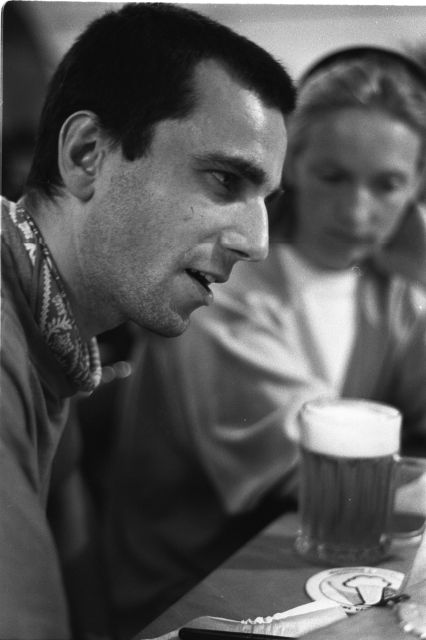 Herec Daniel Day-Lewis v restauraci v Praze, 1986. | Foto: ČTK