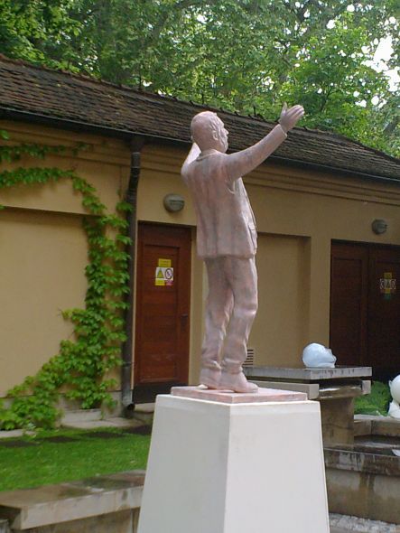 Václav Klaus nebyl jediný z koho si mladí umělci dělali legraci. Tato monumentální socha zachycuje ve státnickém gestu šéfa sochařského ateliéru na UMPRUM profesora Kurta Gebauera. | Foto: Veronika Lehovcová Suchá