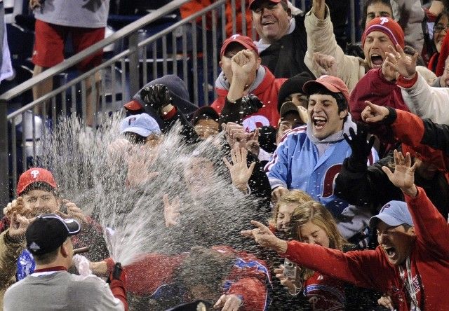 Geoff Jenkins sprchuje fanoušky šampaňským. | Foto: Reuters