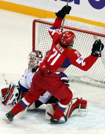 Jevgenij Malkin z Ruska oslavuje gól do branky slovenského Karola Křižana. | Foto: Reuters