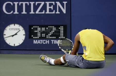 Rafael Nadal sedí na kurtu při utkání čtvrtfinále US Open s Daviden Ferrerem. | Foto: Reuters