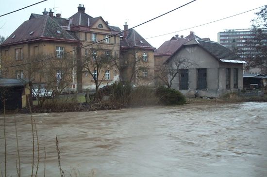 Řeka Metuje začala v podvečer trápit obyvatele některých domů v Náchodě. Zaplavena byla část zahrad činžovních domů. Do vylití k samotném domům zbývá několik centimetrů. | Foto: Roman Florian