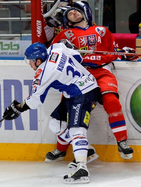 Pokud ale nakonec dojde na souboj Čechů s Finskem, krev vám bude určitě pít Leo Komarov. Vysoký útočník je hvězdou Dynamo Moskva v Kontinentální lize, kromě skvělých hokejových kousků ale vyniká také svými provokacemi. Někdy je i zákeřný, své by vám o tom mohli povídat hráči Lva. | Foto: Václav Rojík