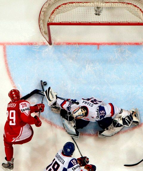 Morten Madsen skóruje. | Foto: Reuters