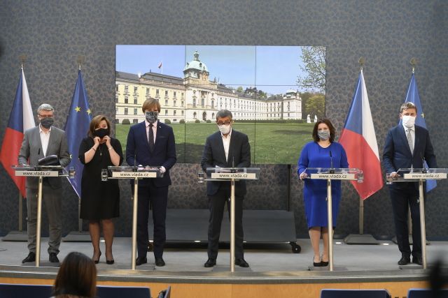 Dáme bilion! Vláda oznamuje masivní protikrizovou pomoc. Zleva Karel Havlíček, Alena Schillerová, Adam Vojtěch, Andrej Babiš, Jana Maláčová a Tomáš Petříček. | Foto: ČTK/Roman Vondrouš