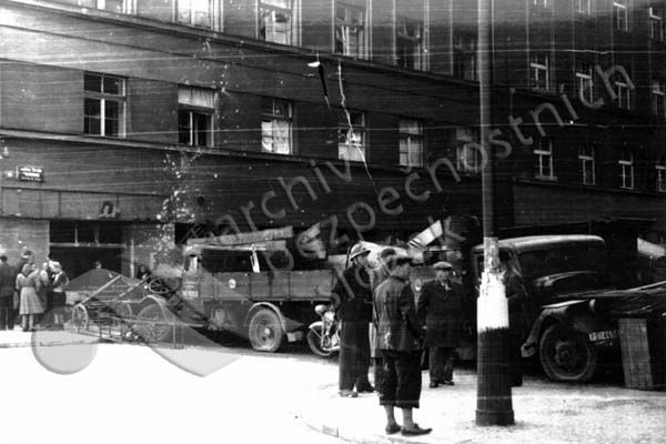 Jedna z barikád na Žižkově, nedaleko od školy Na Pražačce, kde okupanti povraždili desítky civilistů | Foto: Archiv bezpečnostních složek