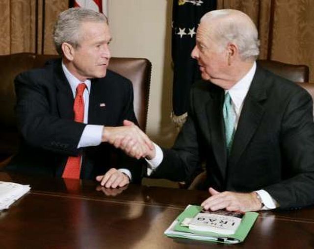 Prezident Bush si podává ruku s jedním ze dvou předsedů komise - Jamesem Bakerem. Její zpráva leží před nimi na stole. | Foto: Reuters