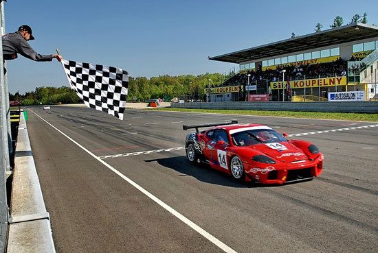 Objevit v sobě automobilového závodníka za volantem Ferrari, ale i dalších typů luxusních aut, mohou zájemci na okruzích v Mostě i v Brně. Cena zážitku, který zahrnuje instruktáž profesionála i vybavení bezpečnostnímu pomůckami, začíná na necelých devíti tisících, s rostoucím počtem kol roste. | Foto: Alibest