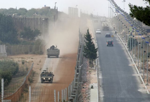 Vlevo Izrael, vpravo Libanon. Izrael vedl v Libanonu válku proti Hizballáhu poté, co šíitské hnutí zajalo u hranic dva jeho vojáky. Při konfliktu zahynulo v Libanonu usmrceno přes 1200 lidí, většinou civilistů, na izraelské straně přišlo o život 160 osob, převážně vojáků. | Foto: Reuters