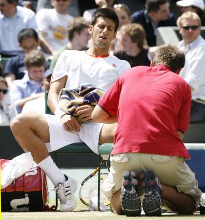 Novak Djokovič je ošetřován v semifinále Wimbledonu. | Foto: Reuters