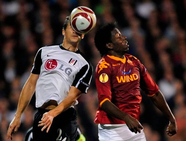 Stephen Kelly (Fulham) a Stefano Chuka (AS Řím) v hlavičkovém souboji v utkání Evropské ligy. | Foto: Reuters