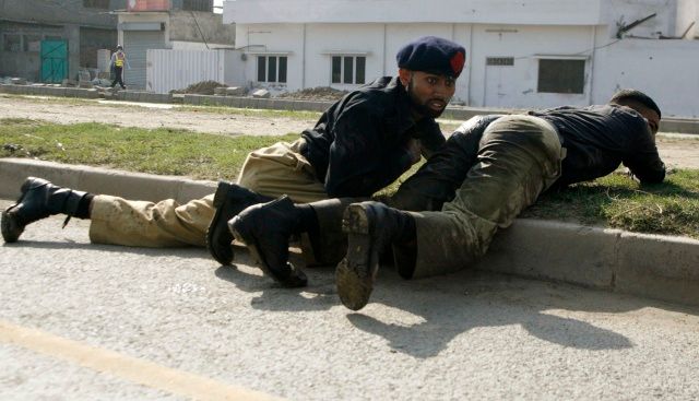 Jak se odsud dostat? Zranění policisté se snaží krýt | Foto: Reuters