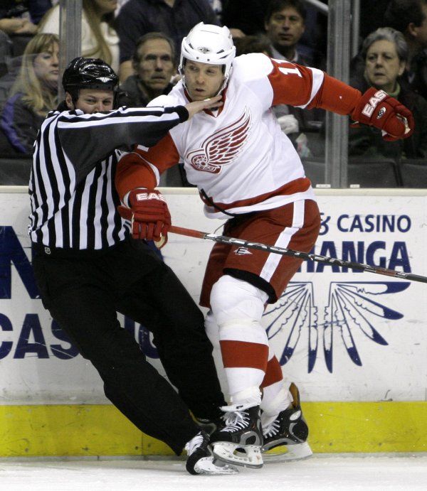 Dan Cleary z Detroitu Red Wings v kolizi s čárovým sudím. | Foto: Reuters