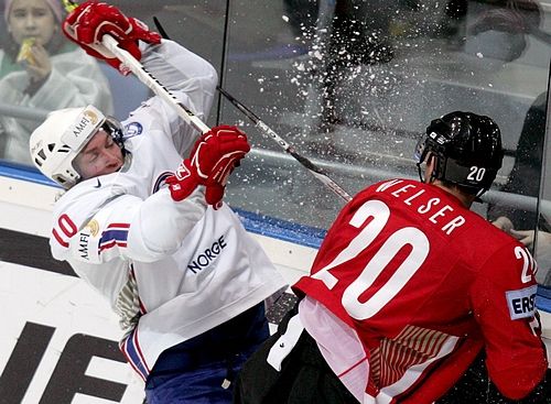 Rakušan Daniel Welser (v červeném) při srážce u mantinelu s Norem Mortenem Askem. | Foto: Reuters