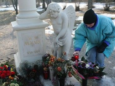 Hrob W.A. Mozarta ve Vídni. Dnes si svět připomíná 250. výročí skladatelova narození. | Foto: Reuters