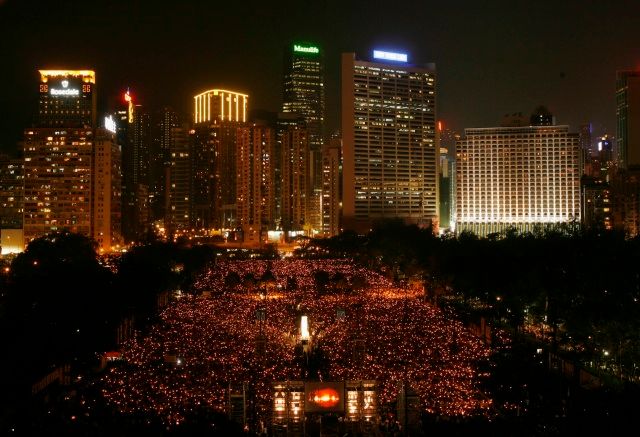 Proti případným protestům v jiných částech země komunistický režim zasáhl, Hongkong se ale těší relativní svobodě. | Foto: Reuters