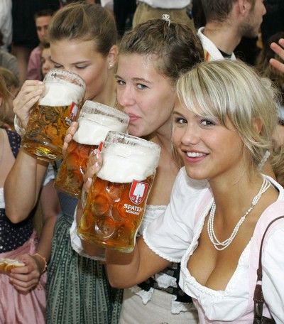 Mladá dívky v bavorských krojích pijí pivo během festivalu v Mnichově, během loňského festivalu Oktoberfest. Světové agentury tuto fotografii vytáhly, aby před šampionátem ukázaly, co je pro Němce charakteristické. | Foto: Reuters