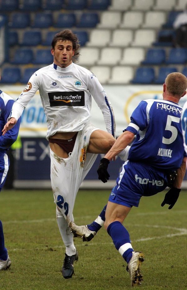 Taky jste chtěli vědět, co nosej fotbalisti pod teplákama?... Nechtěný striptýz, Liberec, květen 2006 | Foto: Bořivoj Černý, MF Dnes