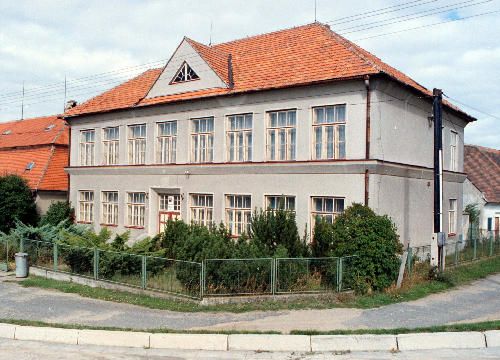 Bývalá škola v Babicích (nyní obecní úřad), kde byli 2.července 1951 zastřeleni tři funkcionáři KSČ a MNV | Foto: čtk