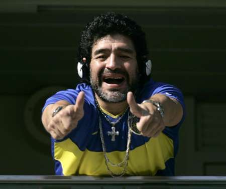 Legendární Diego Maradona při zápase argentinské fotbalové ligy mezi Boca Juniors a Godoy Cruz. | Foto: Reuters