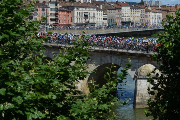 Cyklistický peloton během desáté etapy Tour de France 2012. | Foto: www.letour.fr