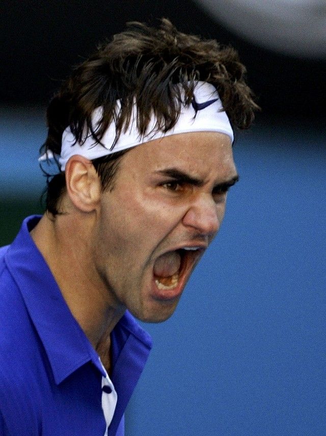 Roger Federer se musel v osmifinále Australian Open proti Tomáši Berdychovi pořádně hecovat. Nakonec to pomohlo. | Foto: Reuters