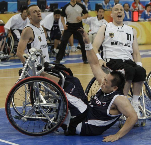 Basketbalový souboj na ostří nože. Německo vs. Japonsko. | Foto: Reuters