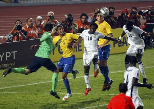 Zmatek před brazilskou brankou | Foto: Sport