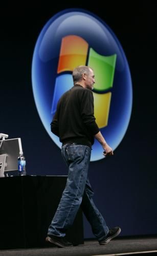 Šéf firmy Apple Steve Jobs představil na meetingu této společnosti projekt, kterým se ještě více propojuje operační systém počítačů Macintosh s Windows. Firmy Apple a Microsoft patřily po desetiletí k urputným soupeřům, nyní je možné zisky z kooperace přinutily spolupracovat. | Foto: Reuters