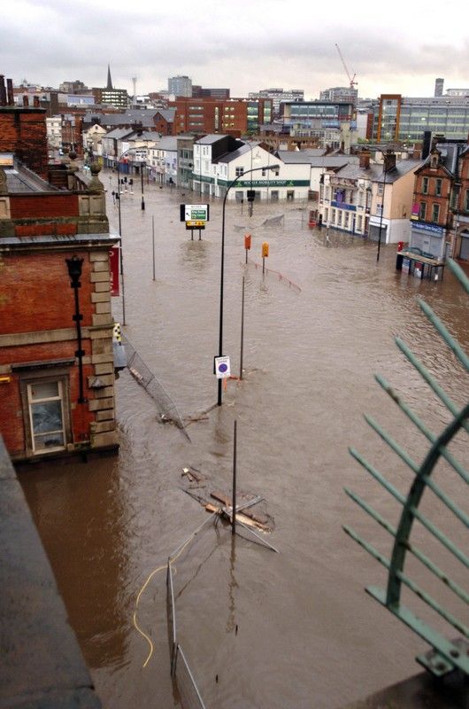 Zatopené ulice anglického Sheffieldu. | Foto: Reuters