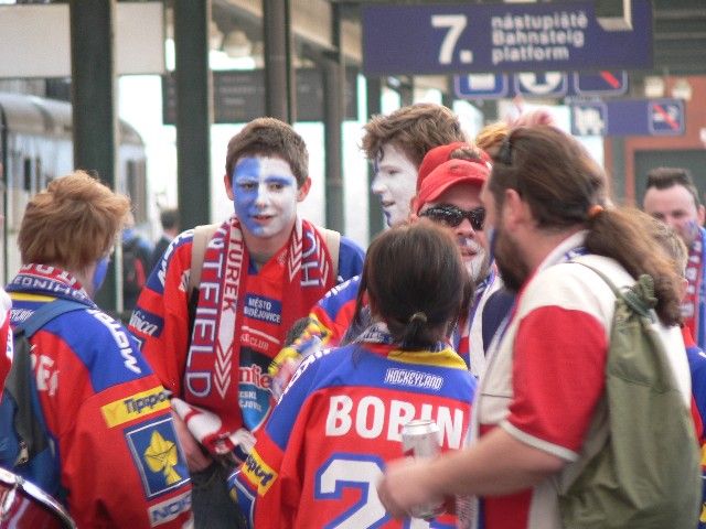 Fanoušci hokejových Budějovic právě dorazili do Prahy. | Foto: Aktuálně.cz