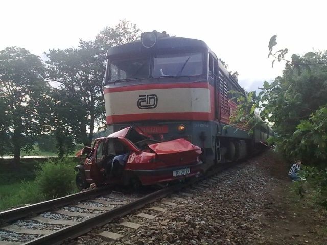 Na přejezdu u zastávky Písek-Dobešice se střetl rychlík z Prahy do Českých Budějovic s osobním automobilem, v němž zahynuly 3 osoby. | Foto: Drážní inspekce