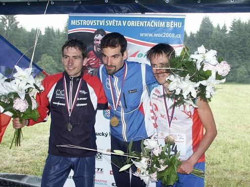 "Flower ceremony": Vyhlášení tří nejlepších: Uprostřed Thierry Gueorgiou, Michal Smola, Valentin Novikov | Foto: Lubomír Macháček