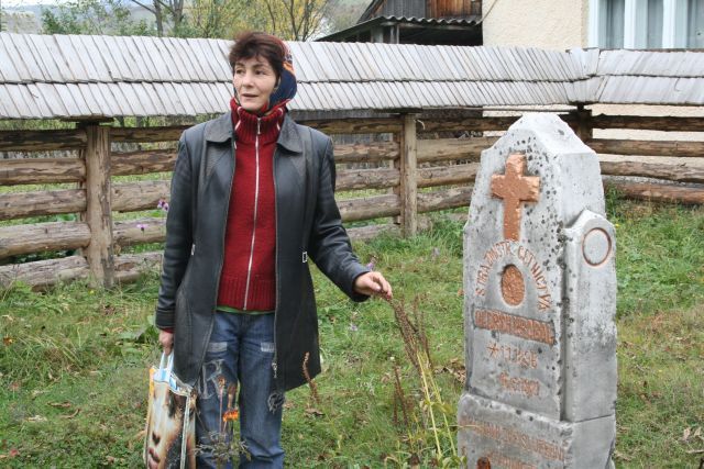 Marie Glebová u hrobu českého četníka Oldřicha Hrabala. Zabil jej Nikola šuhaj. | Foto: Martin Novák