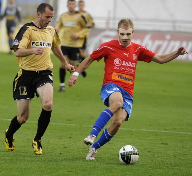 Utkání 12. kola první fotbalové ligy FC Viktoria Plzeň - FC Zbrojovka Brno 17. října 2010 v Plzni. Daniel Kolář z Plzně (vpravo) nastoupil s maskou chránící zlomený nos. Vlevo je František Dřížďal z Brna. | Foto: ČTK