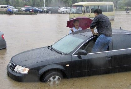 Dočasně byl přerušen provoz na místních letištích, uzavřeny byly některé silnice i přístavy. | Foto: Reuters