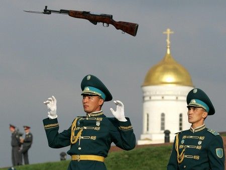 Kazašská hradní stráž na přehlídce k výročí Moskvy v parku Vítězství předvádí, co všechno umí se zbraní. Autoritářský prezident Kazachstánu Nursultan Nazarbajev schopné muže potřebuje. A nejen k přehlídkám. Opozice ví své. | Foto: Reuters