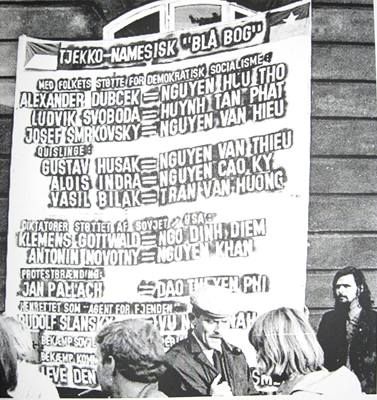 Young Jacob Holdt (in the right corner) protesting the Soviet invasion of Czechoslovakia in 1968 | Foto: Aktuálně.cz