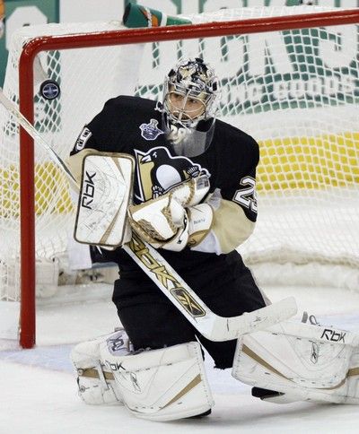 Tento puk Marc-André Fleury chytil. | Foto: Reuters