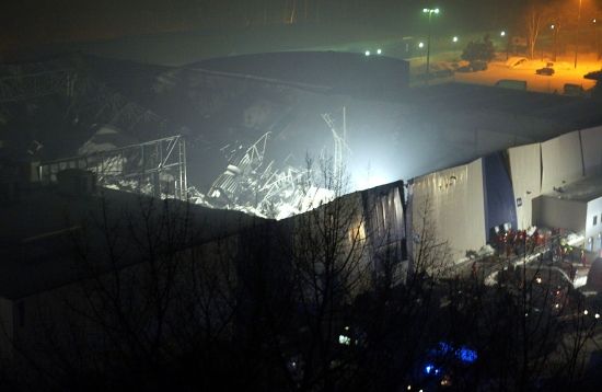 Pohled na propadlou střechu v hale katowického výstaviště | Foto: Reuters/I.Dorozanski