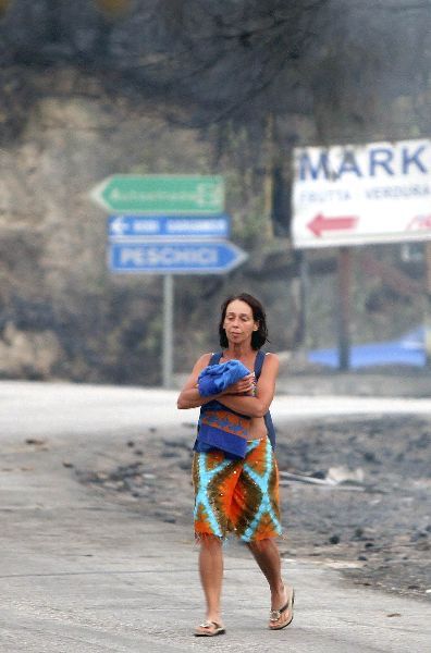 Z Peschici se museli turisté narychlo přesunout do bezpečí. Často se ani nestačili do hotelu vrátit pro své věci. | Foto: Reuters