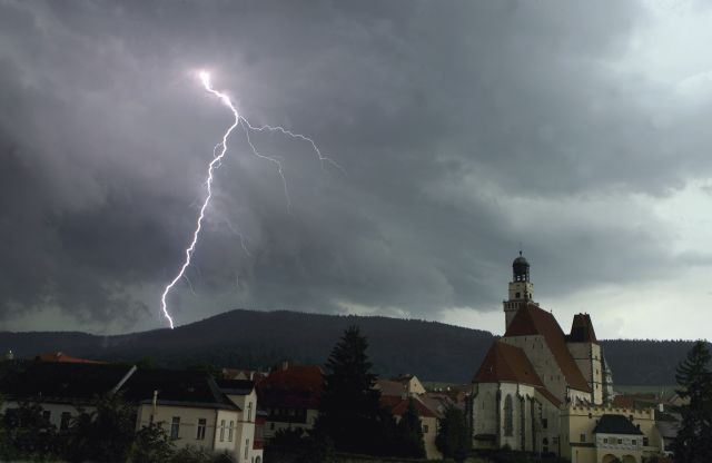 Blesk ozářil jihočeské Prachatice během bouřky, která se nad městem v šumavském podhůří spustila 12. července v podvečerních hodinách. | Foto: čtk